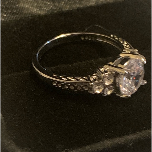 ❤️BEAUTIFUL ENGAGEMENT RING W/SILVER BAND SZ 8.5❤️ - Picture 5 of 9